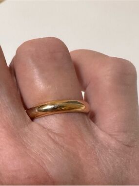 Classic Gold Band Ring - Elegant Women's Jewelry. Vintage 18K GE size 8. Pretty